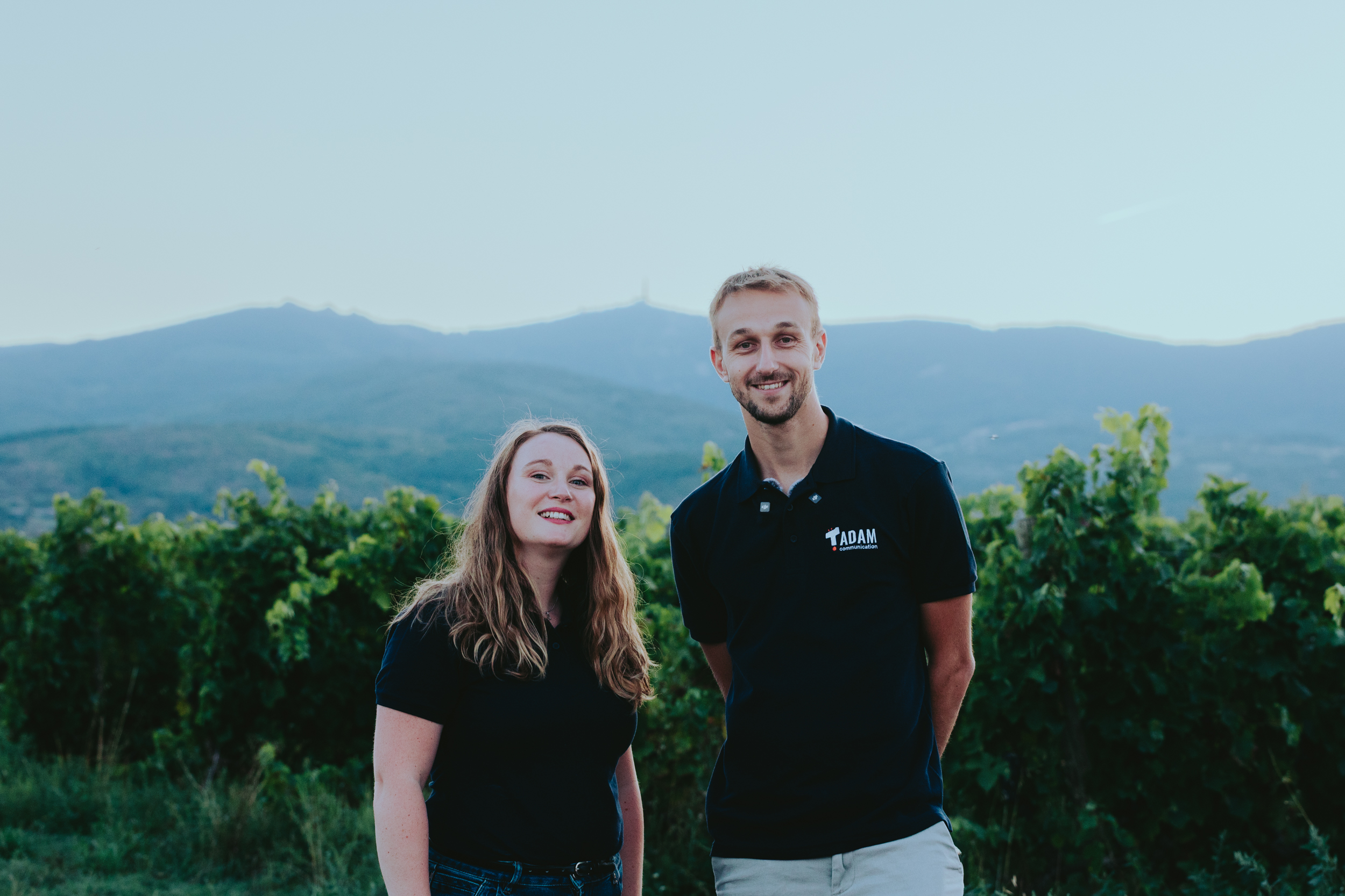 Flora et Nicolas, les fondateurs de l'agence de communication, au pied du Pilat